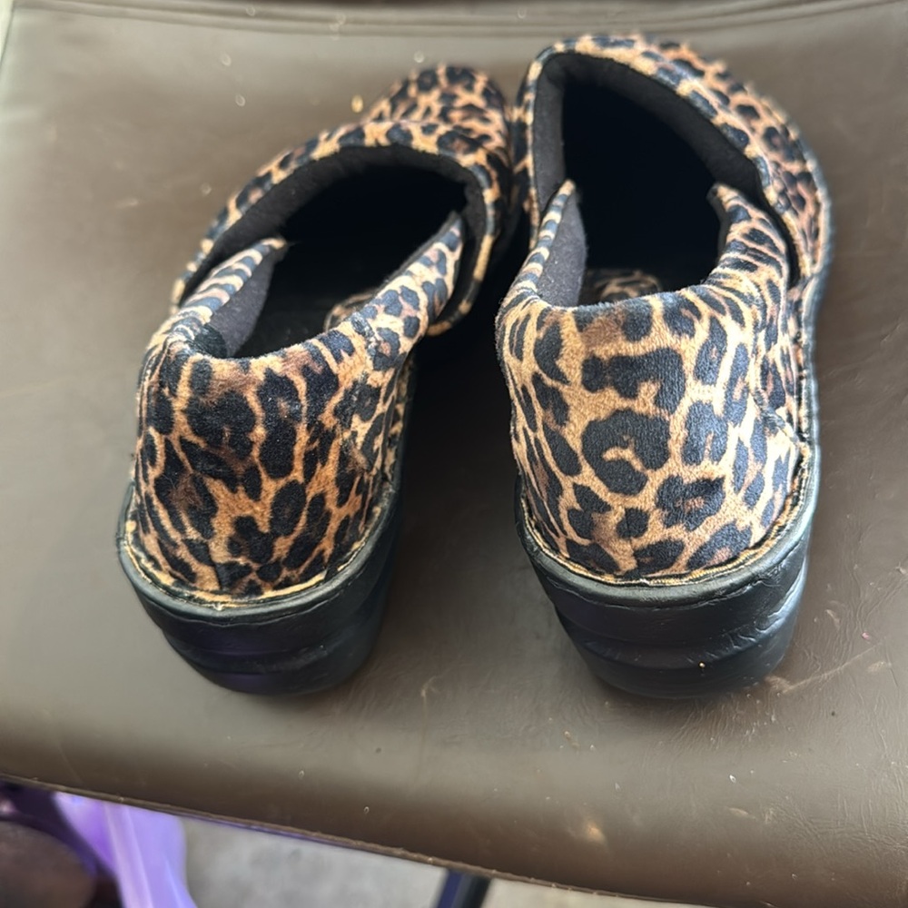 BOC Leopard Print Clogs - Picture 3 of 5